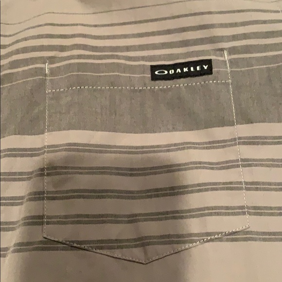Men’s Oakley Button Down - Picture 3 of 5